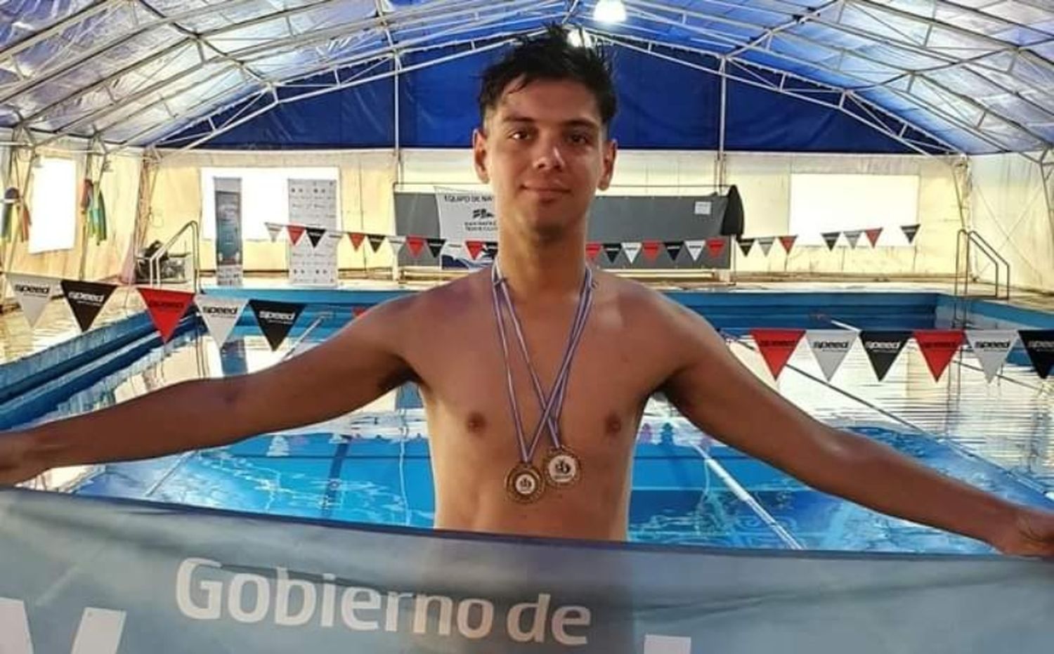 Joven trasplantado rifa su moto para ir al mundial de natación