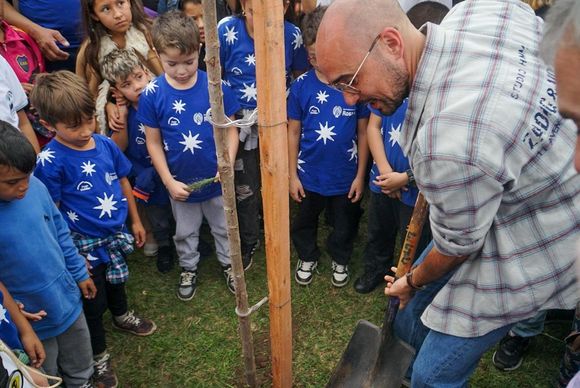 Abel Pintos volvió a plantar medio centenar de árboles en Rosario