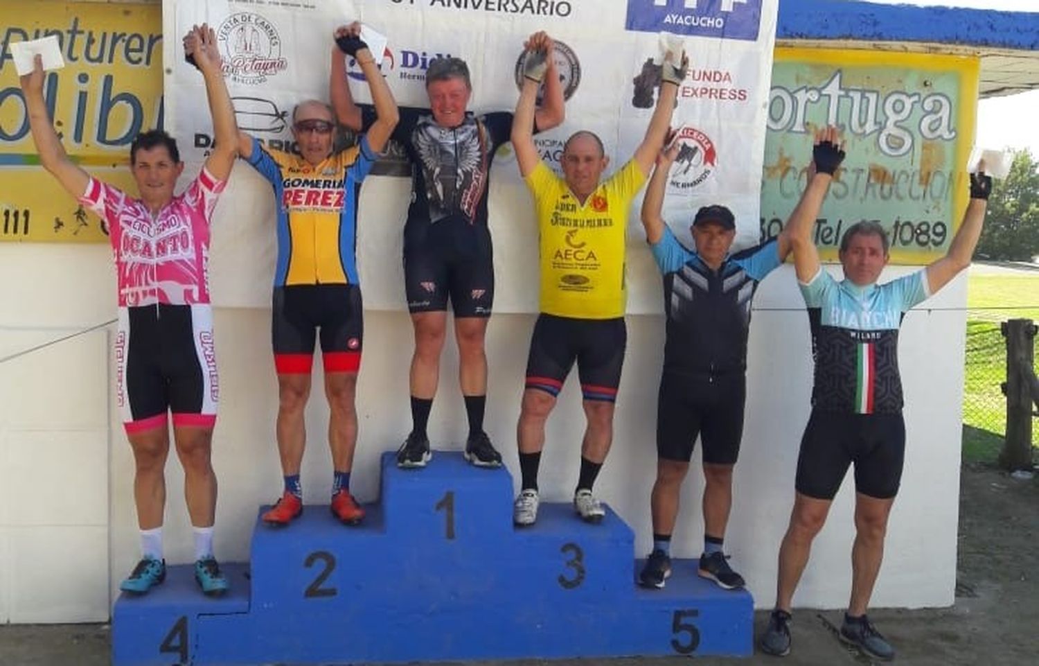 Roberto Bozzolo (a la derecha). En el sexto puesto de la competencia en Ayacucho
