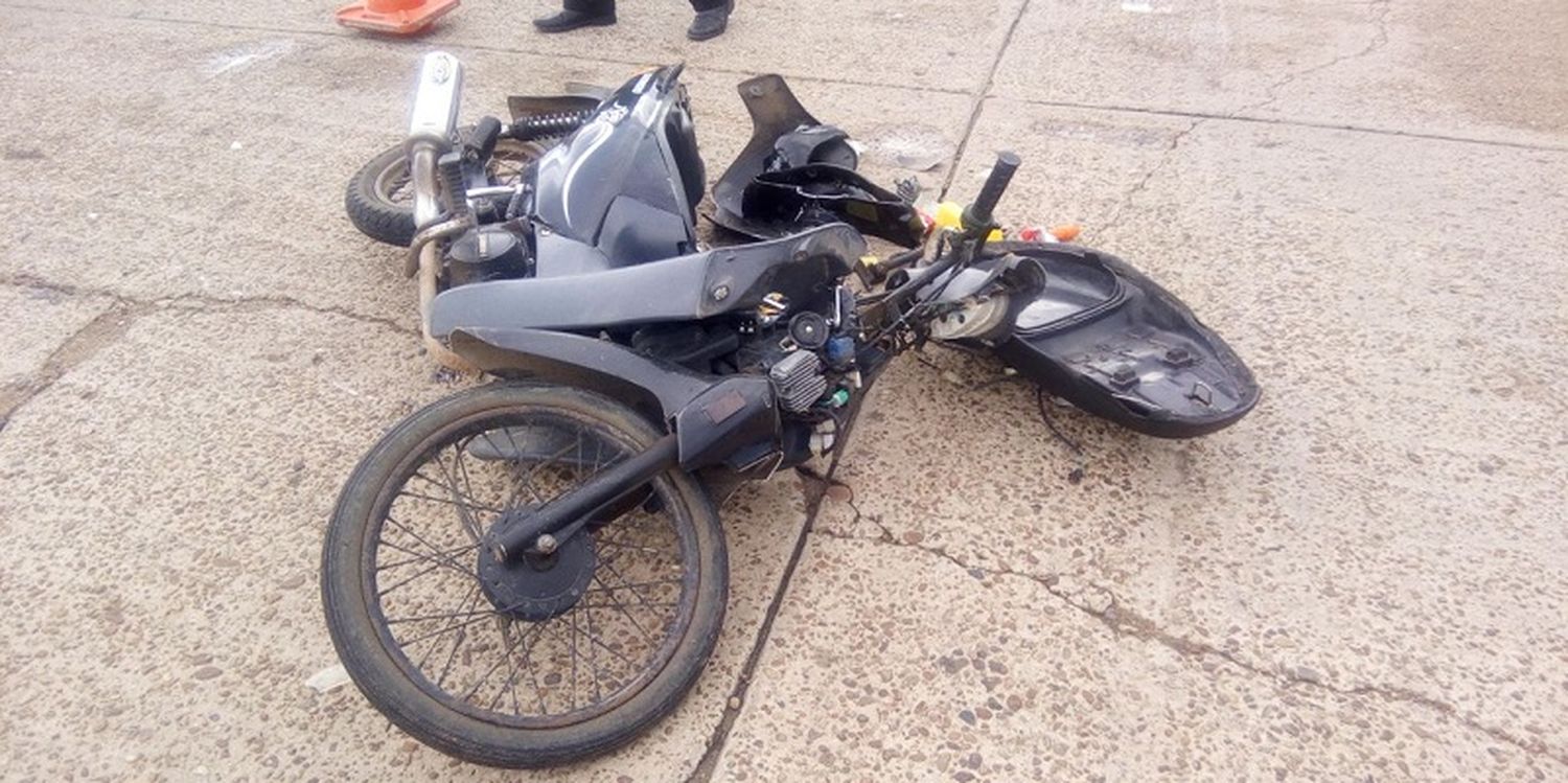 Motociclista de 15 años terminó con fractura de fémur tras chocar con una camioneta