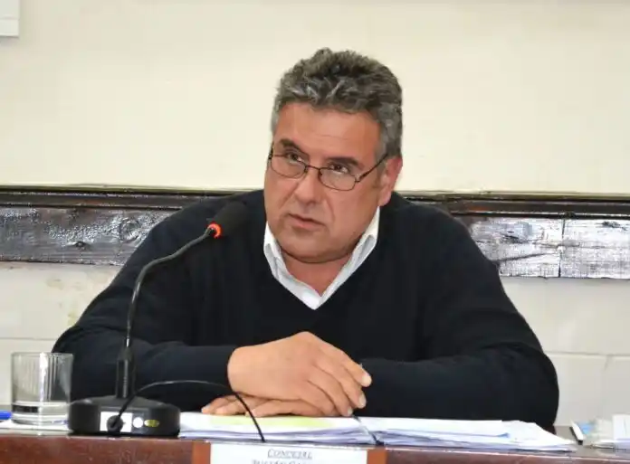 El edil radical arremetió contra el expresidente.