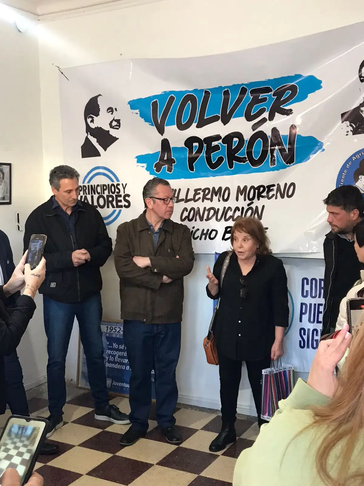 Se le hizo entrega de un reconocimiento a treinta años del lanzamiento del recordado programa Manzaneras a nombre del Frente de agrupaciones Peronistas
