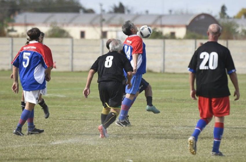 Dos hombres murieron por paros cardíacos tras jugar al fútbol