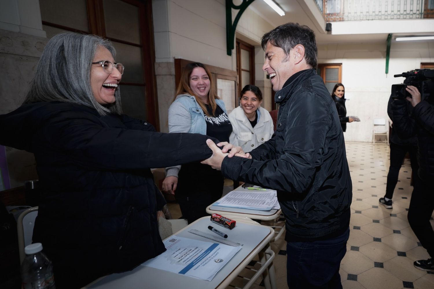 “Este es el acto más sagrado de la democracia. En la vida argentina hubo épocas en donde no era posible votar: llamamos a todo el pueblo de la provincia de Buenos Aires, sin distinciones, a que se exprese en las urnas”, expresó Kicillof.