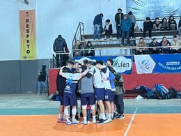 Pescadores perdió el invicto en la Liga Provincial de Vóley de Mayores, pero se mantiene como líder de la fase regular