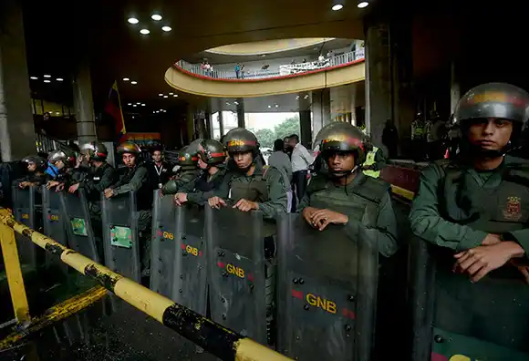 “Solo a VTV”: GNB saca a periodistas del CNE que esperaban declaraciones de Rafael Simón Jiménez