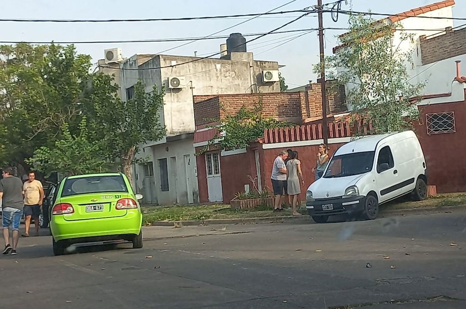 Chocaron un remis y una camioneta en Barrio Sargento Cabral