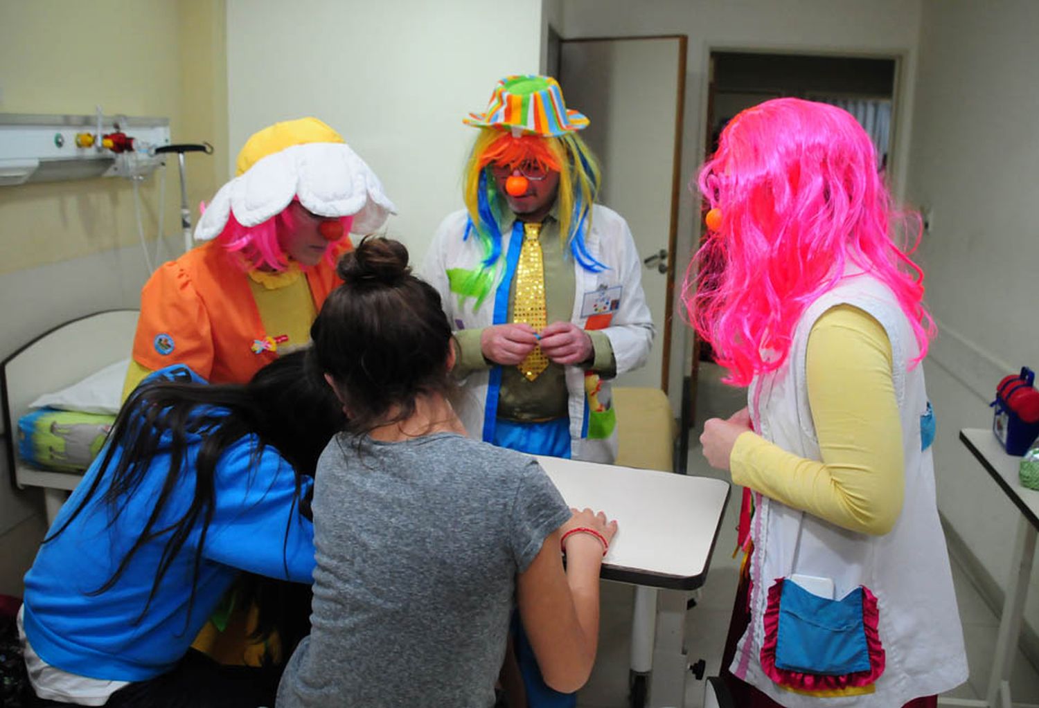 A través de canciones, juegos y colores buscan alegrar la estadía de los niños en el hospital