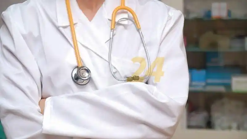 Enrico impulsa ley para reconocer a médicos que toman a su cargo la dirección de hospitales sin retribución extra