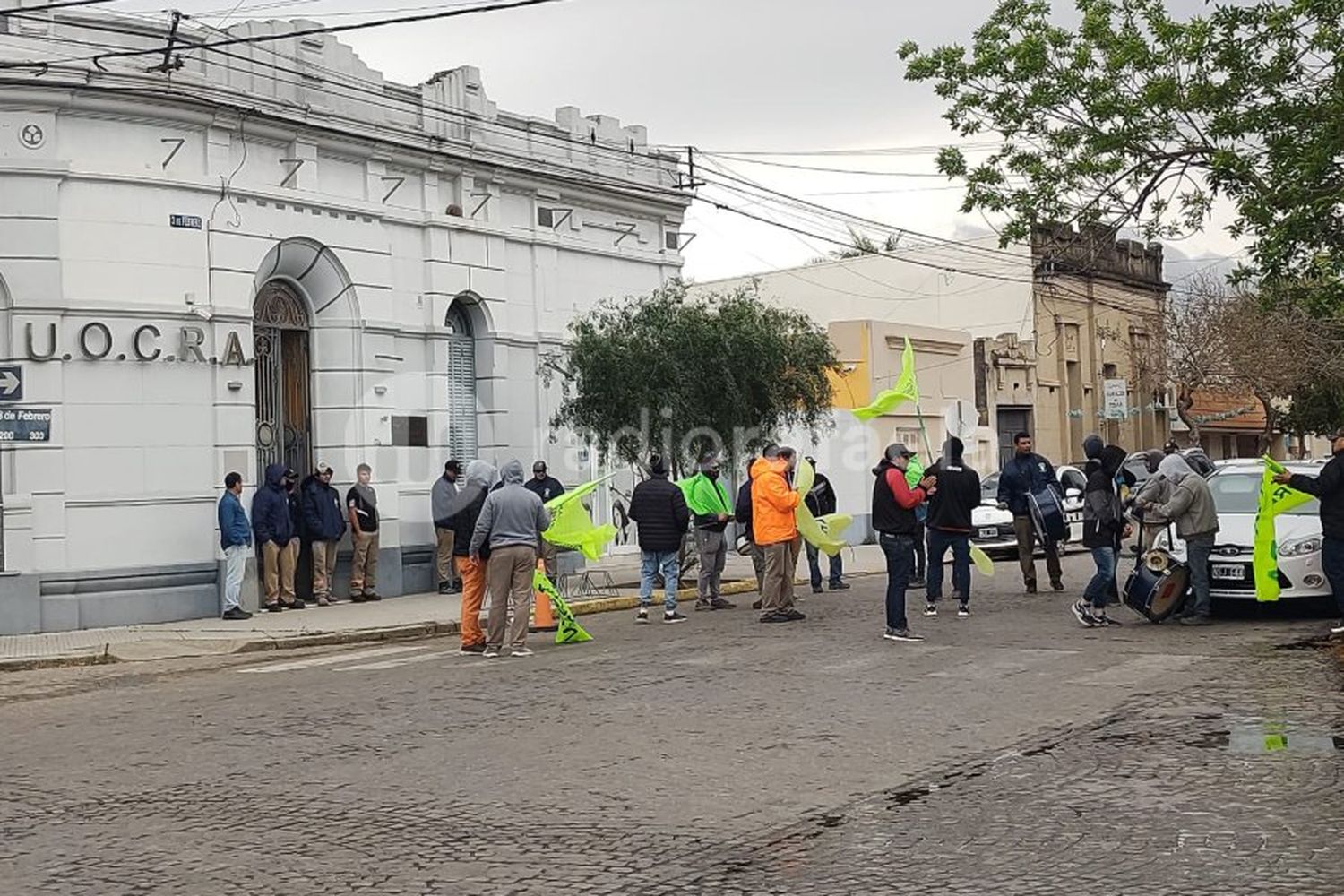 Manifestación frente a UOCRA: “No queremos a esta gente acá, solo vienen a juntar plata”