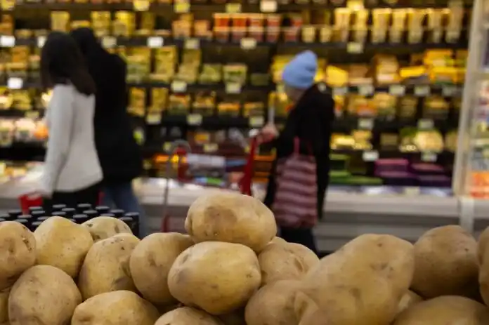 Personas en un supermercado. (Agencia Xinhua)