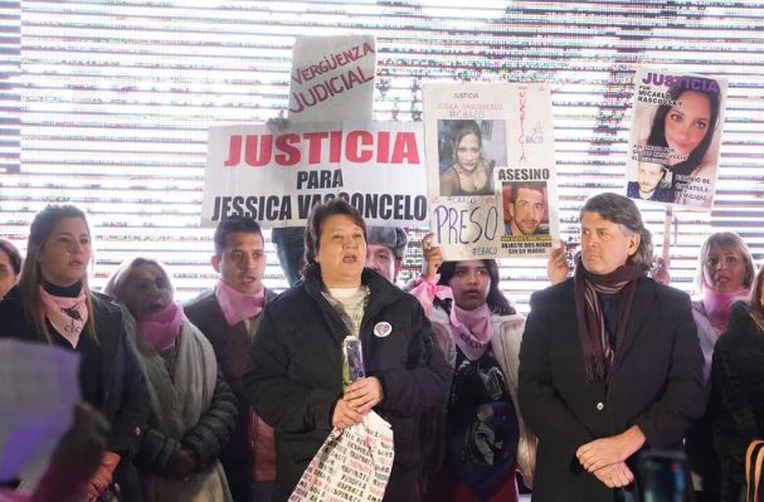 Caso Cecilia Strzyzowski: la madre de la víctima encabezó una concentración 
en la Casa de Chaco para pedir Justicia