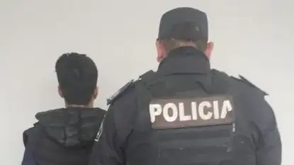 El personal policial logró reducir al hombre, identificado como Alberto Ezequiel Herrera, y concretó su aprehensión.