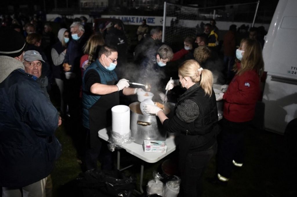 Cientos de personas pasaron la noche en carpas por un nuevo sismo en Grecia