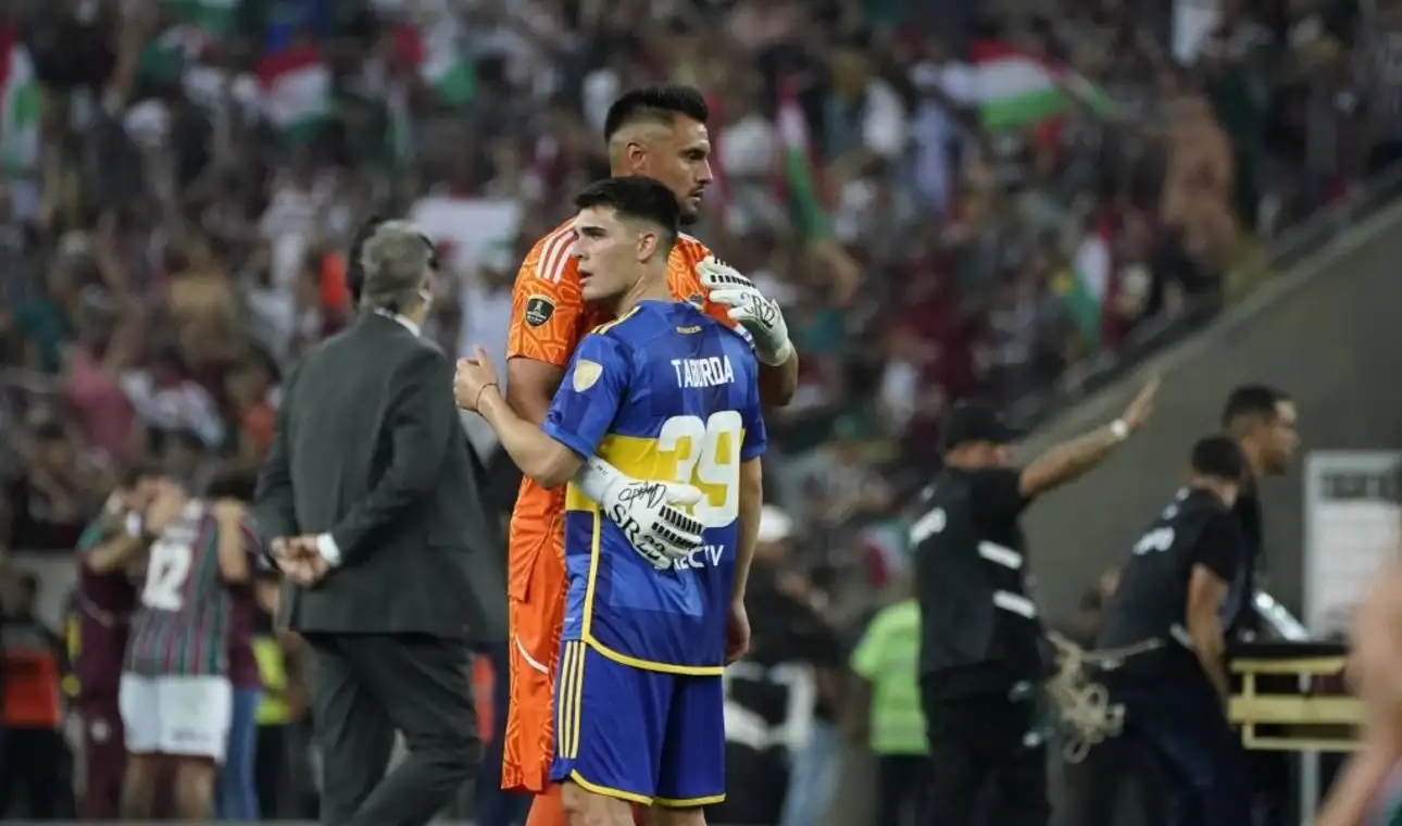 Vicente es contenido por "Chiquito" Romero tras finalizar el partido. Mariano Herrón, técnico interino tras la renuncia de Almirón no lo convocó al gualeguayense Taborda para enfrentar a San Lorenzo este miércoles la fecha 12 de la Copa de la Liga y comentó que fue una decisión técnica.