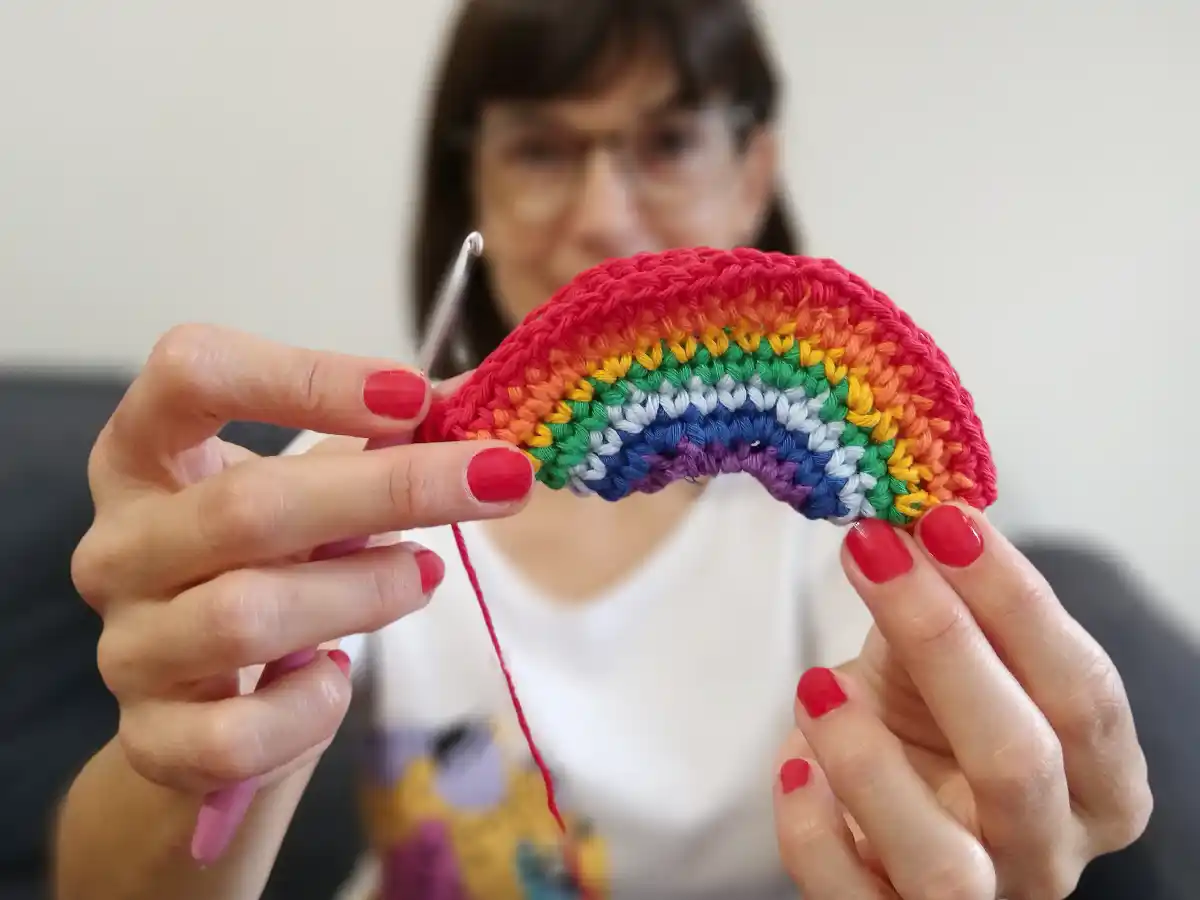 Arcoíris al crochet: una forma de resistir con colores a la pandemia