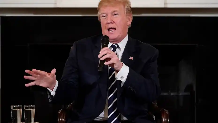 El colmo de la estupidez: Trump quiere que los maestros porten armas