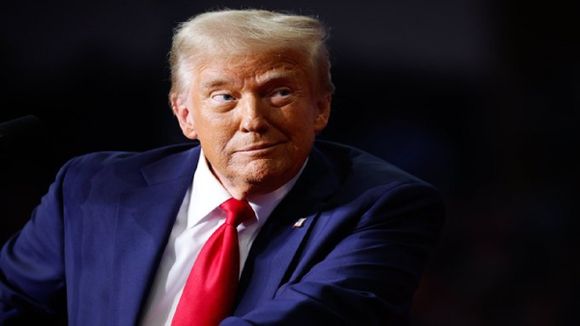 TRUMP el CARRITO CHOCÓN: anuncia aranceles de 100% a películas producidas fuera de EE. UU.