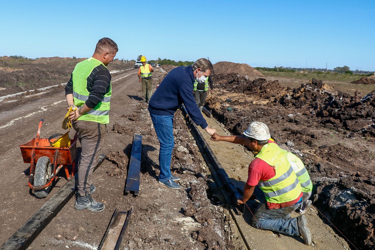 Piaggio recorrió las obras de servicios en los lotes del programa Tu Primer Terreno