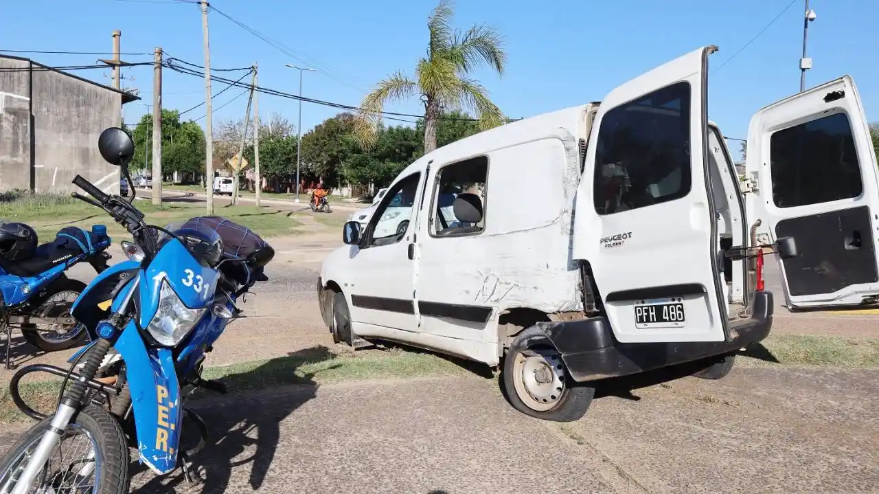Abandonaron una camioneta tras chocar y provocar destrozos en la costanera