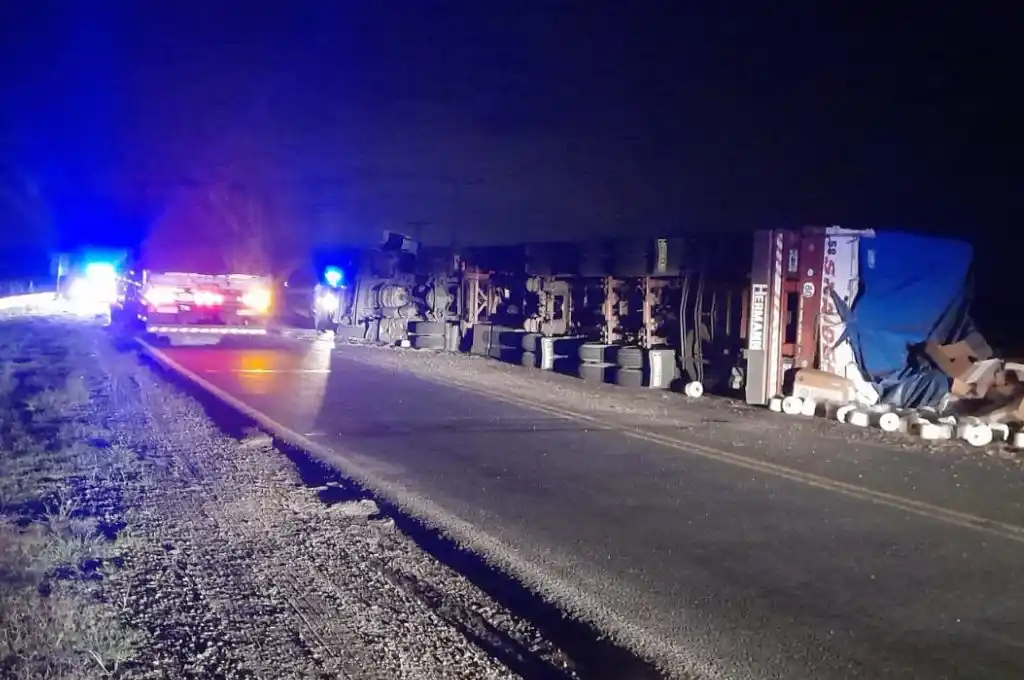 Ruta 11: un camión que se dirigía a Buenos Aires volcó en Iriondo