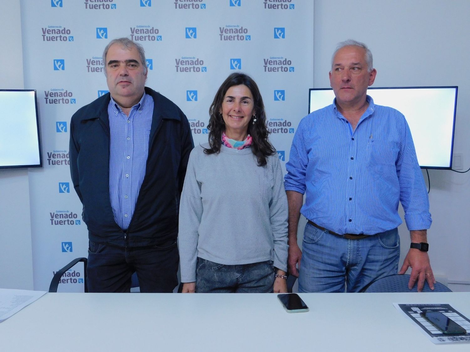 Los hermanos Luis y Edgardo Pieraccini, junto a la directora de Deportes, Marcela Traverso.