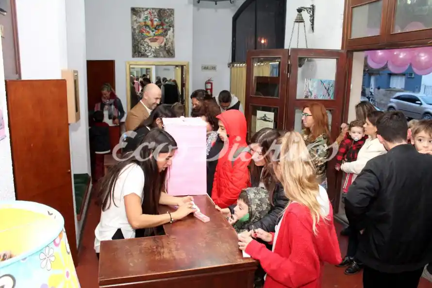 Las ganas de ayudar fueron la causa de una tarde muy concurrida en el Teatro Municipal