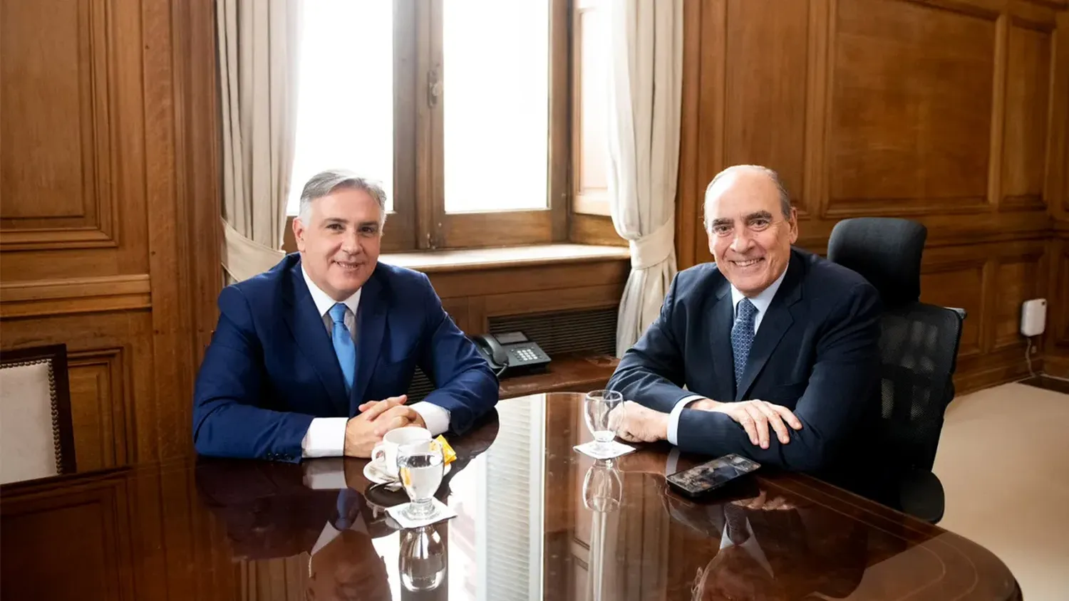 Llaryora junto al ministro Francos durante una visita a la Casa Rosada