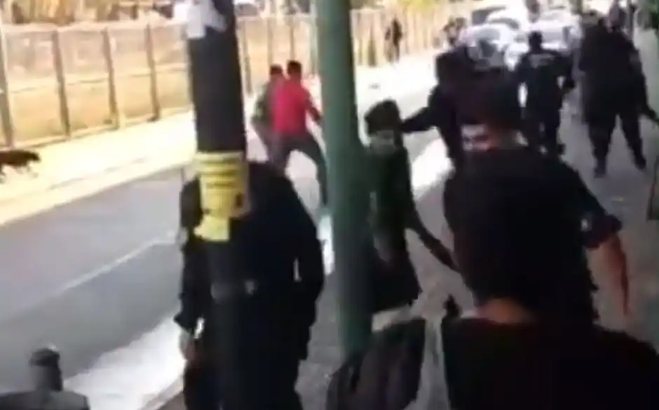 Policía mató a un joven que intentó apuñalarlo: todo quedó filmado  