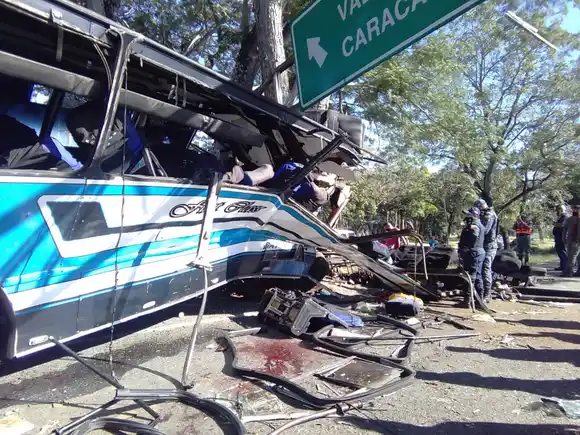 ACCIDENTE APARATOSO deja por lo menos seis fallecidos y más de 20 heridos en Valencia