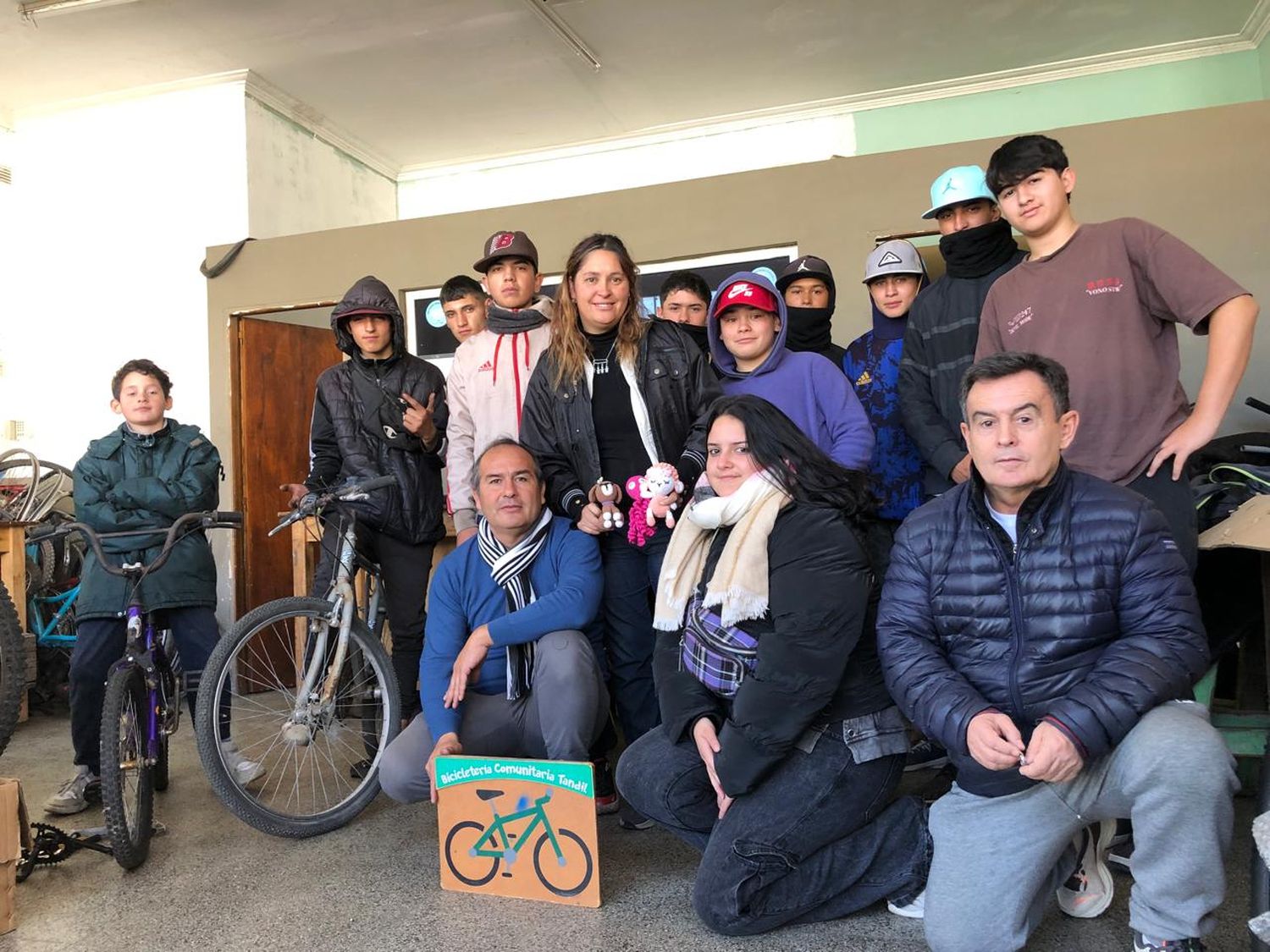 La Bicicletería Comunitaria a pleno, con los adolescentes, sus familias y los coordinadores del espacio solidario.