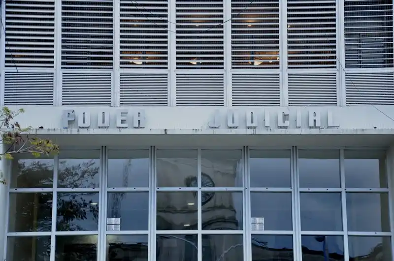 Sobreseyeron a una mujer que apuñaló a su marido: retomó la relación con la víctima