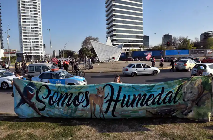 Manifestantes reclamaron contra los incendios en las islas en el Barquito de Papel de Puerto Norte