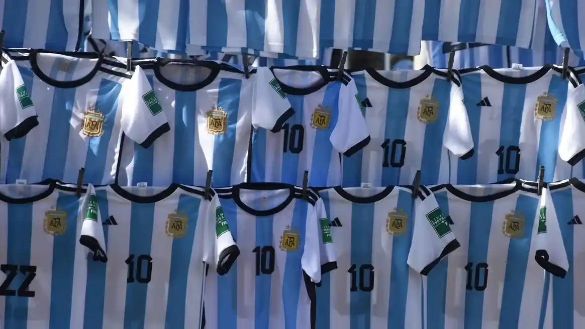 El imputado habría operado bajo el nombre de fantasía “Camisetas Thunder”