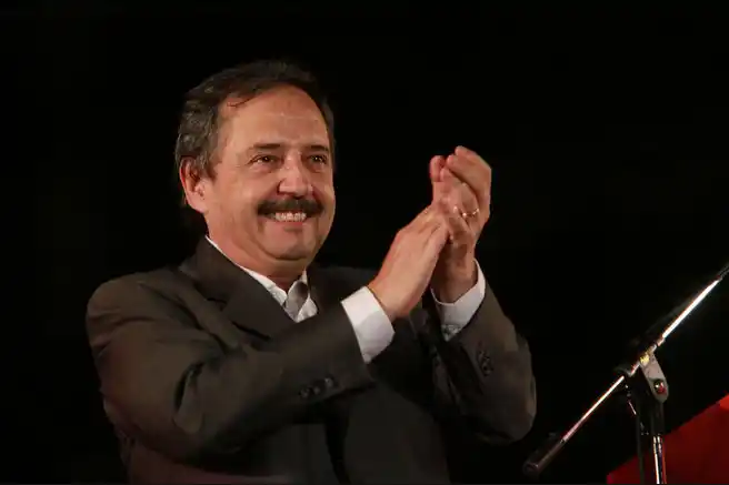 Alfonsin asume la presidencia de la UCR bonaerense