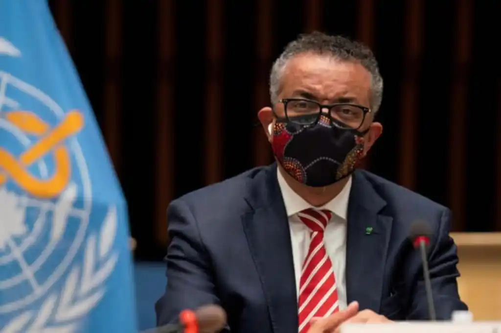 El jefe de la OMS insta a renunciar a las patentes de vacunas para detener la pandemia