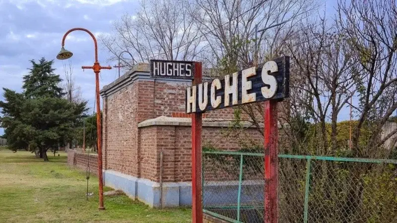 Conmoción en Hughes por la muerte de un adolescente de 15 años tras caer de una moto