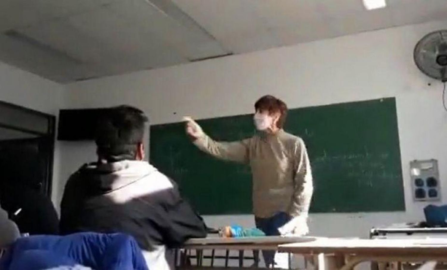 Docente discute "a los gritos" sobre el macrismo y kirchnerismo con estudiantes: Reflexiones en torno a  "lo político" en las aulas