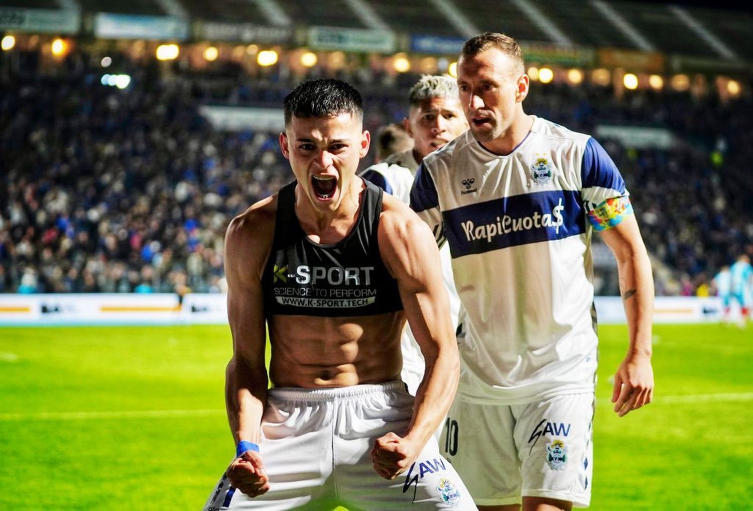 Gimnasia superó a Arsenal y subió a la cima del torneo