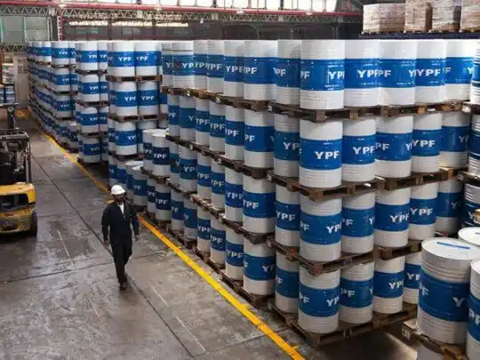 YPF desmintió que evalúe licenciar a su personal por la extensión del aislamiento