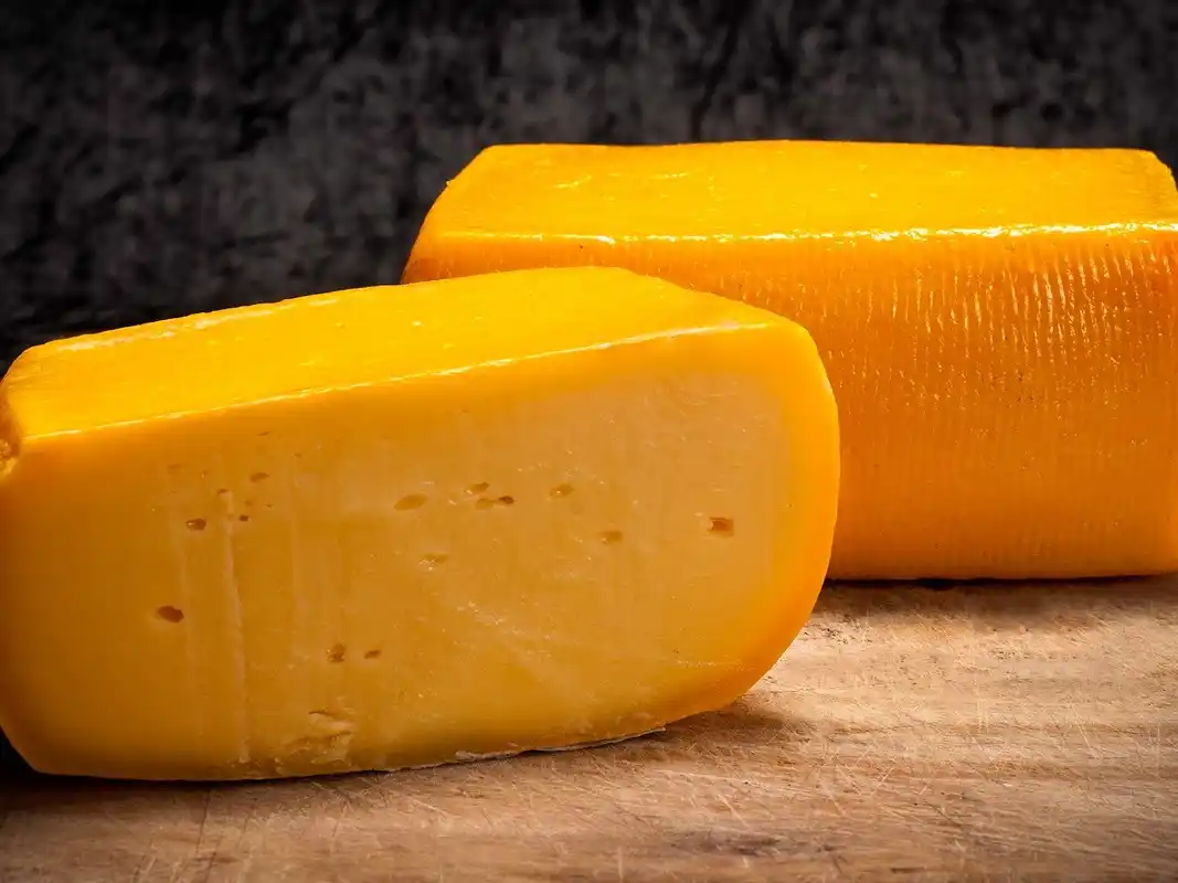 El Queso Banquete nació en Tandil en la década de 1930, por los maestros queseros de la Escuela Granja.