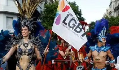Una delegación del Carnaval del País se hizo presente en la Marcha del Orgullo 2025
