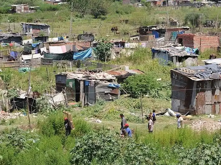 Para la Universidad Católica Argentina, la pobreza es de 36,3% y cayó más de 9 puntos