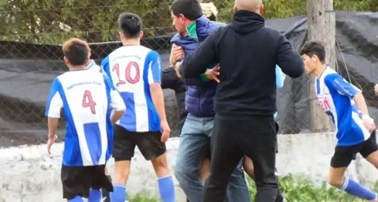 Dura sanción para el entrenador de la reserva de Agricultores y su hijo por agredir al árbitro Horacio Arias