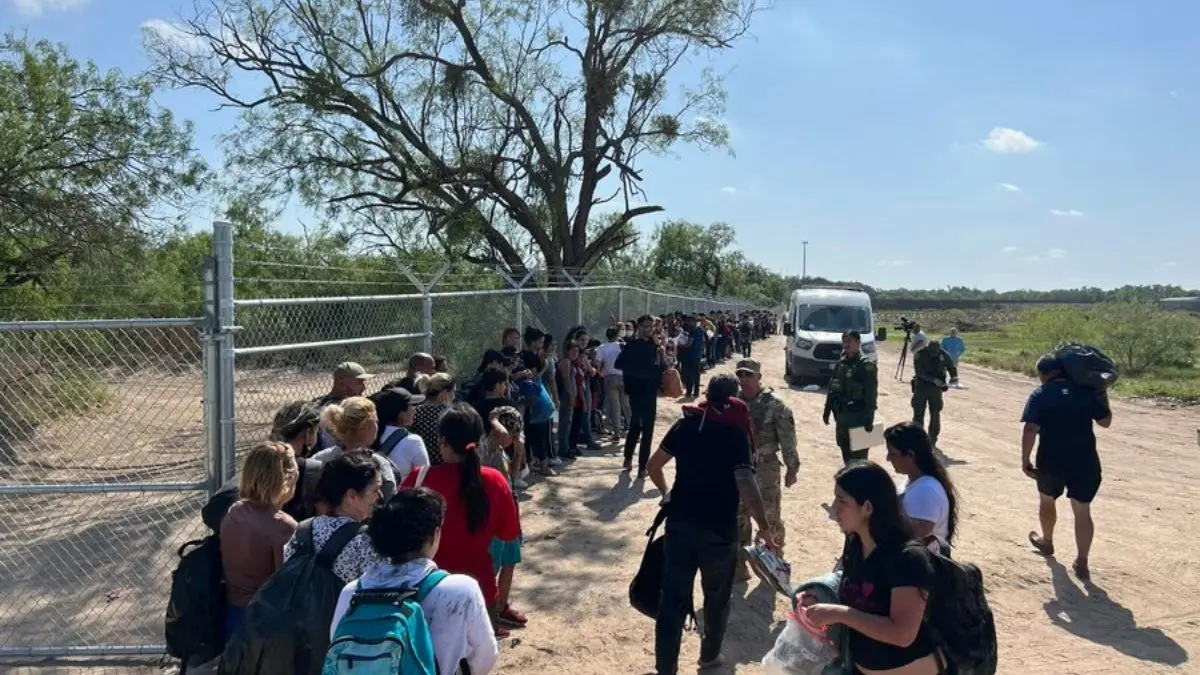 ¡RESCATAN CUERPO DE UN VENEZOLANO! Más de 250 migrantes lograron cruzar el Río Bravo