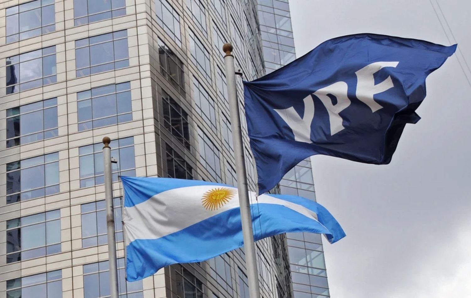 YPF acordó con empresas de la India para exportar GNL y minerales