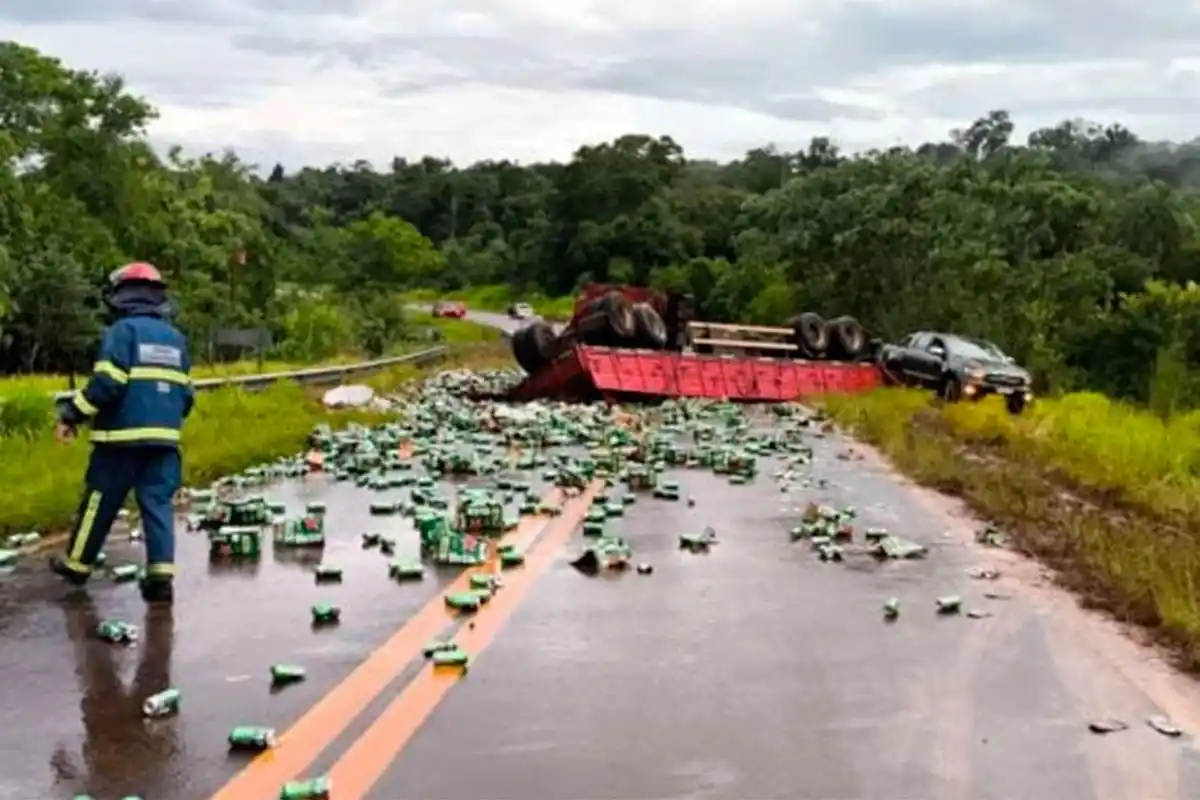 Camión que transportaba cervezas volcó y la gente se llevó parte de la carga