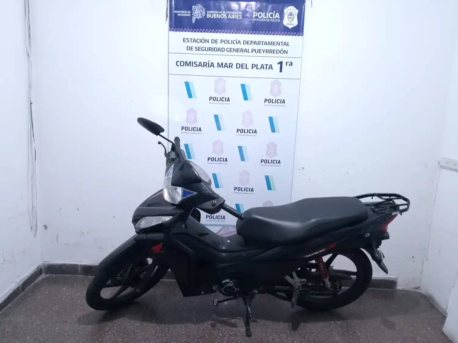 Dos menores detenidos tras robar una moto y huir por el centro