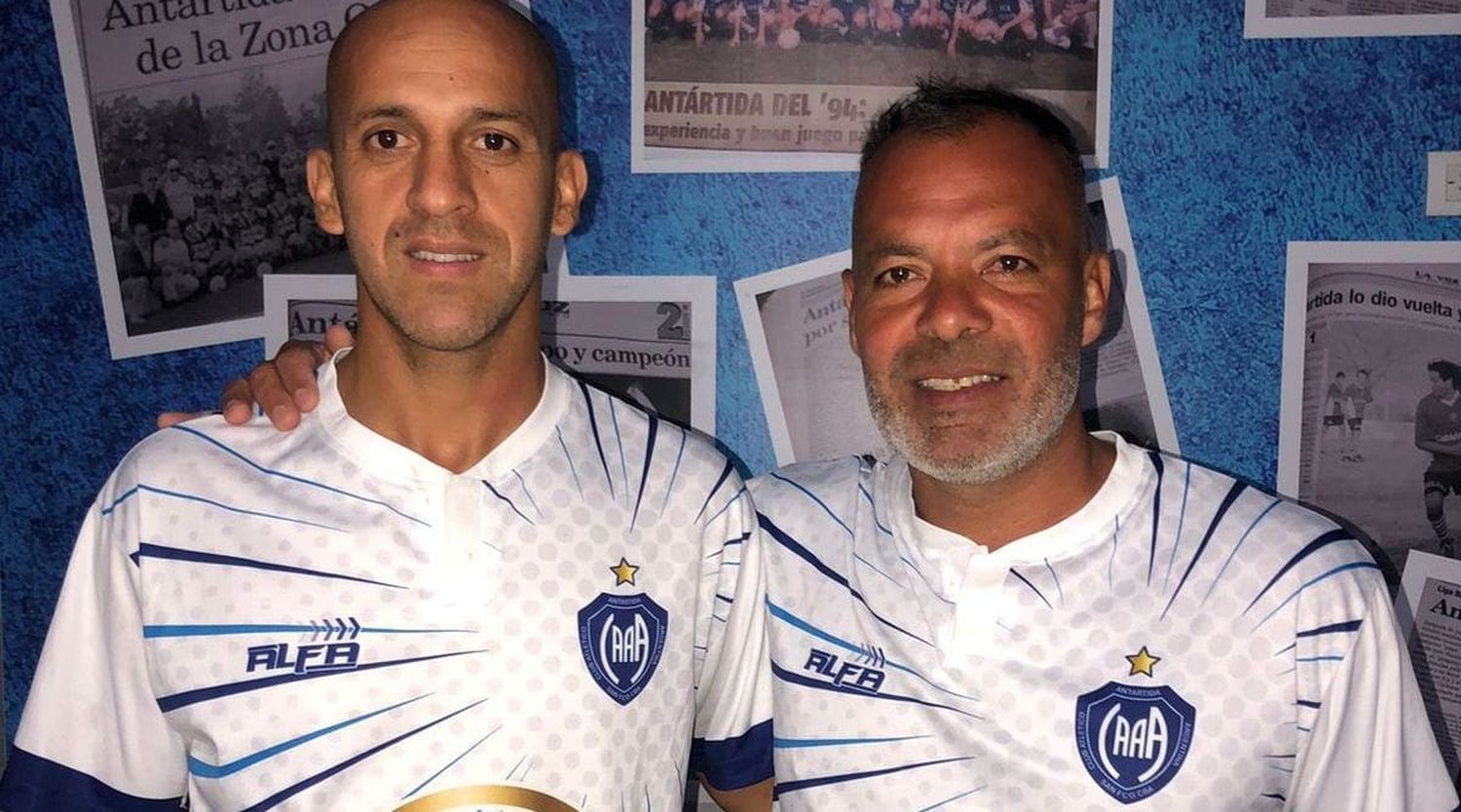 Los entrenadores José Gómez –reserva- y Martín Asís –primera