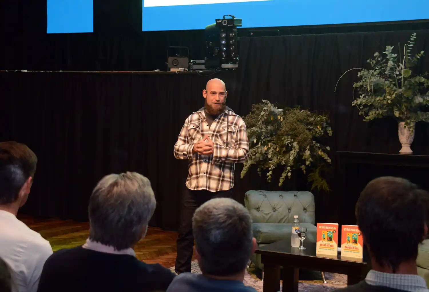 Sebastián Bortnik disertó ante casi 300 personas en el salón de la CET.